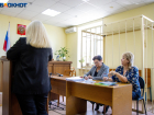 В Волжском городском суде выслушали учителя по делу о рухнувшей на школьницу шведской стенке