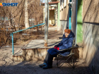 Бабушек на лавках разделили на 2 лагеря в Волжском
