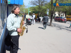 Из театра и военного оркестра на улицу: волжский саксофонист рассказал о жизни