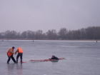 Рыбак едва не утонул в ледяной воде в 7 километрах от берега в Волжском