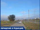«Пешеходная дорожка превратилась в проезд»: волжанка пожаловалась на машины у парка
