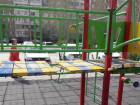 3-летняя девочка едва не сломала ногу на площадке в Волжском
