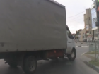 Хамство на грани ДТП: в Волжском «Газель» устроила прогулку по пешеходной дороге