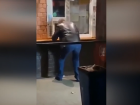 «Я в маске и привился! Я хочу жрать!»: волгоградец прислал видео истерики мужчины у магазина