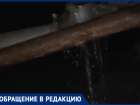 Воды по колено: подвал дома на Пушкина в Волжском месяцами заливает горячей водой