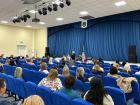 Во всех школах Волжского проведут родительские собрания с наркологами и правоохранителями