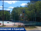 В Волжском детскую площадку сносят ради создания парковки для авто