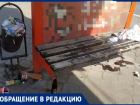 Вся остановка в мусоре, окурках и грязи: волжане прислали видео безобразия у ТРК «ВолгаМолл»