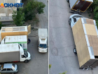 4 грузовика и собственник на «Камри» превратили двор в Волжском в частную стоянку