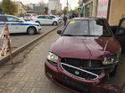 Автоледи выехала на тротуар и снесла урну у дома в Волгограде: ДТП попало на видео