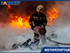 Смог, огонь, гарь в Волжском: крупный пожар попал в объектив фотографа