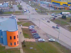 «Подтолкнул вперед»: авария на перекрестке в Волжском попала на видео