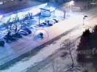 В Волжском 20-летний водитель на BMW столкнулся с 2 авто и скрылся: видео
