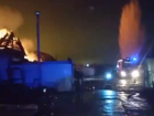 Ночной пожар на базе в Волжском попал на видео