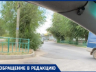 Ветки деревьев на Набережной в Волжском загораживают перекресток