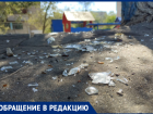 Битое стекло вместо песка: детская площадка в Волжском может стать местом трагедии из-за халатности УК