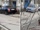 Автохамы заполонили пешеходную дорогу во дворе Волжского: фото
