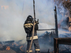 На окраине Волжского сгорело заброшенное здание