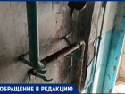 В Волжском дом на Пушкина страдает от постоянной протечки: видео