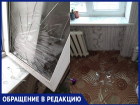 В Волжском железный кусок крыши разбил окно детской