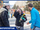 Под лучами солнца с сотней букетов в руках: в Волжском активисты раздавали букеты прохожим