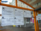 В Волжском продолжают вливать сотни тысяч рублей в замену стекол на остановках