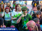 В цвета радуги раскрасили хмурые будни: фестиваль красок прошел в Волжском