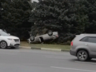 Легковушка перевернулась на крышу в центре Волжского: видео