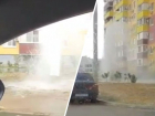 В Волжском огромный фонтан воды вырвался из люка на улице: видео