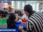 В Волжском 85 мужчин и женщин сошлись в силовом поединке на турнире по армрестлингу