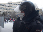 Полицейский спас раненого митингующего в Волгограде