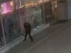 В Волжском полиция ищет вандалов, сломавших витрину магазина и разрисовавших отделение политической партии