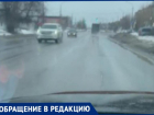 Снег сошел с дорог Волжского вместе с разметкой: водители бьют тревогу