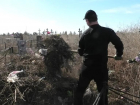 По 6 КАМАЗов мусора в день вывозят с городских кладбищ в Волжском