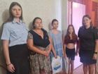 Полицейские Волжского помогли будущим первоклассникам собраться в школу