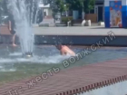 В Волжском мужчина принимал ванну в фонтане 