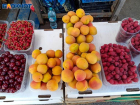 В Волжском продолжают штрафовать бабушек с фруктами