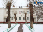 Учителя бьют тревогу: здание вечерней школы в Волжском хотят продать