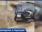 «Хорошо хоть не в квартиру заехал»: волжане возмущены наглой парковкой прямо у дома