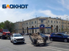Страшная авария с перевертышем на площади Комсомольской в Волжском