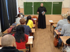 Священнослужители в Волжском посещают родительские собрания