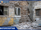 Обваленная стена, оборванные провода и поваленные деревья: настоящий хаос в Волжском после урагана