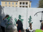 Воспитанники школы искусств украсили забор Волжского городского суда
