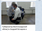 «Губернатор настолько суров, что вакцину получает через рубашку»: ответ администрации Волгоградкой области на нашумевшее фото