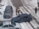 Наледь во дворе Волжского не позволяет автолюбителям проехать: видео
