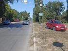 В Волжском «Мерседес» после ДТП снес пешехода на обочине
