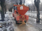 Городская уборка: коммунальные службы приводят в Волжском магистрали в порядок 