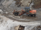 «Не проедет даже трактор»: спецтехника застревает в огромной яме в Волжском