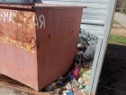 Рассадник мух и тараканов: житель Волжского рассказал о необорудованных мусорных контейнерах