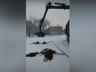 В Волжском во дворе школы № 19 демонтировали спортивные снаряды: видео